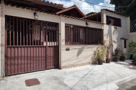 Casa de condomínio à venda com 200m², 3 quartos e 2 vagasFachada 