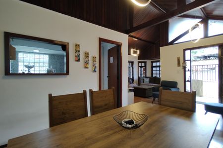 Casa de condomínio à venda com 200m², 3 quartos e 2 vagasSala