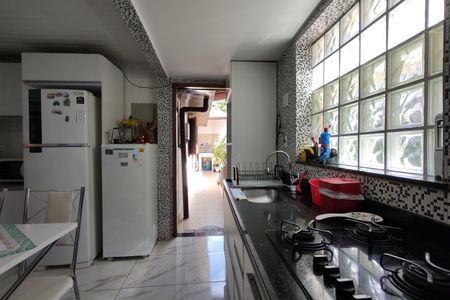 Casa de condomínio à venda com 200m², 3 quartos e 2 vagasCozinha - Armários