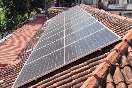 Casa de condomínio à venda com 200m², 3 quartos e 2 vagasFachada - Painel solar 