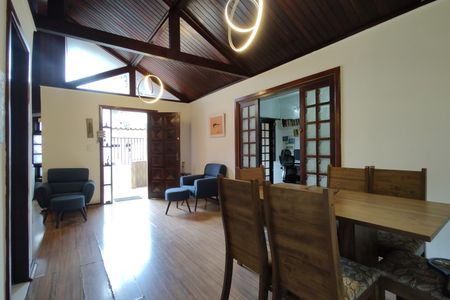 Casa de condomínio à venda com 200m², 3 quartos e 2 vagasSala