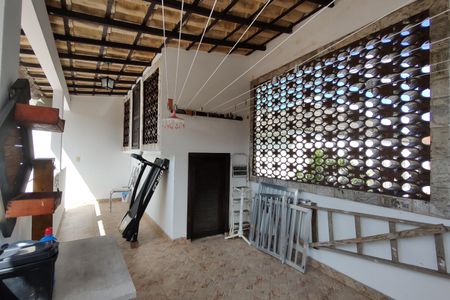 Casa de condomínio à venda com 200m², 3 quartos e 2 vagasTerraço