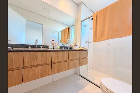 Apartamento à venda com 160m², 3 quartos e 4 vagasBanheiro da Suíte 1