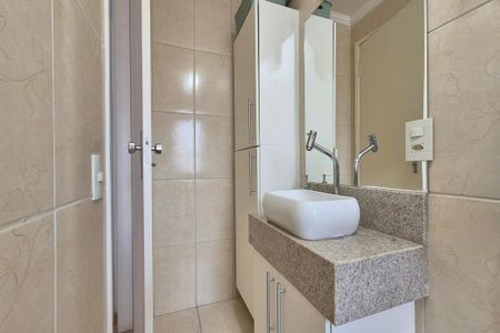 Banheiro de apartamento à venda com 1 quarto, 43m² em Cambuí, Campinas