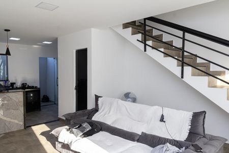 Sala de casa de condomínio para alugar com 2 quartos, 160m² em Santa Cruz, Rio de Janeiro