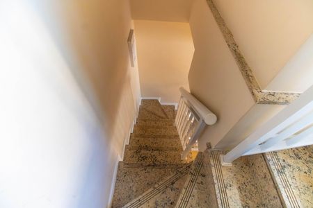 Apartamento à venda com 176m², 3 quartos e 2 vagas Apartamento à venda com 176m², 3 quartos e 2 vagasEscada