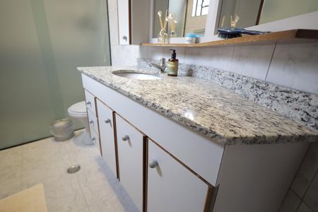 Casa à venda com 192m², 3 quartos e 4 vagas Casa à venda com 192m², 3 quartos e 4 vagasBanheiro 2