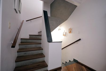 Casa à venda com 192m², 3 quartos e 4 vagas Casa à venda com 192m², 3 quartos e 4 vagasEscada