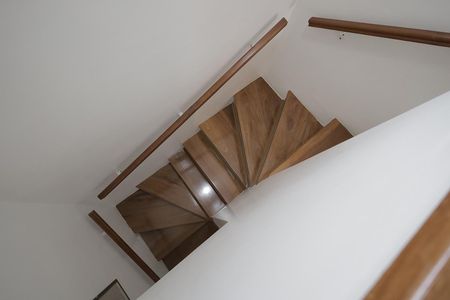 Casa à venda com 192m², 3 quartos e 4 vagas Casa à venda com 192m², 3 quartos e 4 vagasEscada