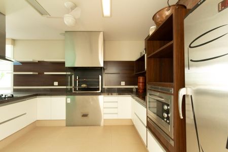 Casa de condomínio para alugar com 441m², 4 quartos e 4 vagasQuintal