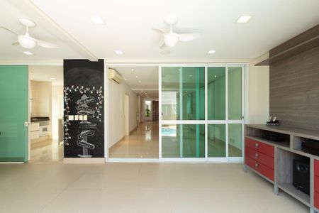 Casa de condomínio para alugar com 441m², 4 quartos e 4 vagasQuintal