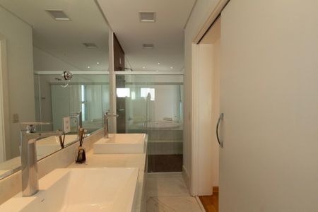 Casa de condomínio para alugar com 441m², 4 quartos e 4 vagasSuíte - Banheiro