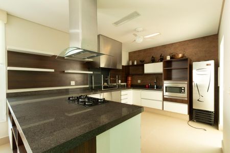 Casa de condomínio para alugar com 441m², 4 quartos e 4 vagasQuintal