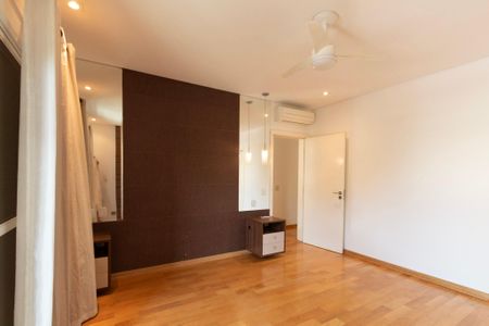 Casa de condomínio para alugar com 441m², 4 quartos e 4 vagasSuíte