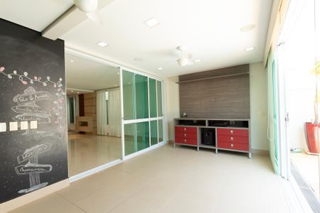 Casa de condomínio para alugar com 441m², 4 quartos e 4 vagasQuintal