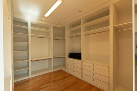 Casa de condomínio para alugar com 441m², 4 quartos e 4 vagasSuíte