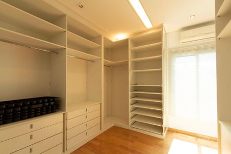 Casa de condomínio para alugar com 441m², 4 quartos e 4 vagasSuíte