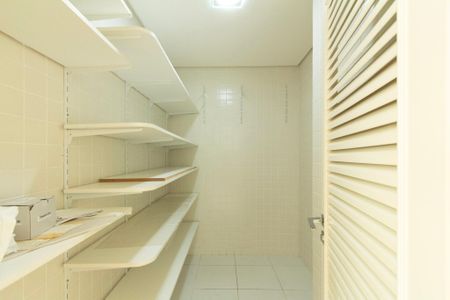 Casa de condomínio para alugar com 441m², 4 quartos e 4 vagasQuintal