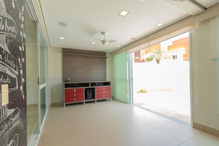 Casa de condomínio para alugar com 441m², 4 quartos e 4 vagasQuintal