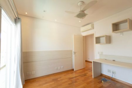 Casa de condomínio para alugar com 441m², 4 quartos e 4 vagasSuíte 3