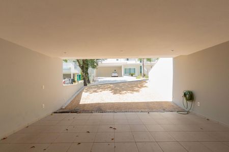 Casa de condomínio para alugar com 441m², 4 quartos e 4 vagasQuintal