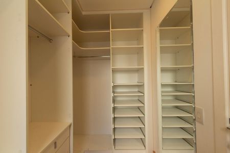 Casa de condomínio para alugar com 441m², 4 quartos e 4 vagasSuíte 3