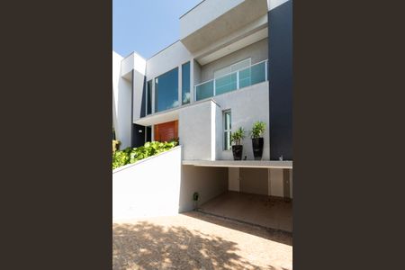 Casa de condomínio para alugar com 441m², 4 quartos e 4 vagasFachada