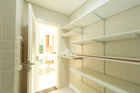 Casa de condomínio para alugar com 441m², 4 quartos e 4 vagasQuintal