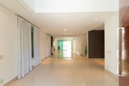 Casa de condomínio para alugar com 441m², 4 quartos e 4 vagasSala