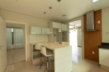 Casa de condomínio para alugar com 441m², 4 quartos e 4 vagasCozinha