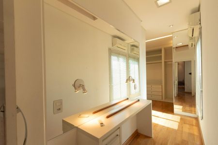 Casa de condomínio para alugar com 441m², 4 quartos e 4 vagasSuíte