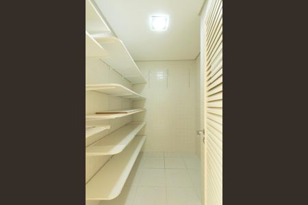 Casa de condomínio para alugar com 441m², 4 quartos e 4 vagasQuintal