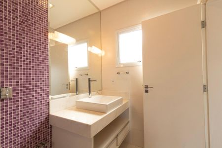 Casa de condomínio para alugar com 441m², 4 quartos e 4 vagasSuíte 3 - Banheiro