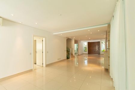 Casa de condomínio para alugar com 441m², 4 quartos e 4 vagasSala