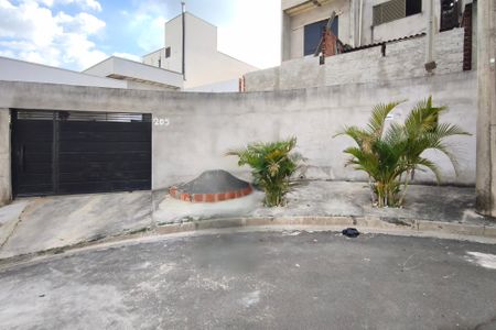 Casa à venda com 231m², 2 quartos e 2 vagasFachada