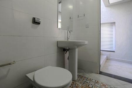 Casa de condomínio para alugar com 275m², 3 quartos e 2 vagasBanheiro de Serviço
