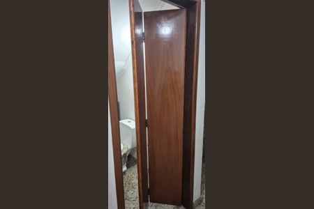 Casa à venda com 206m², 3 quartos e 2 vagasBanheiro 