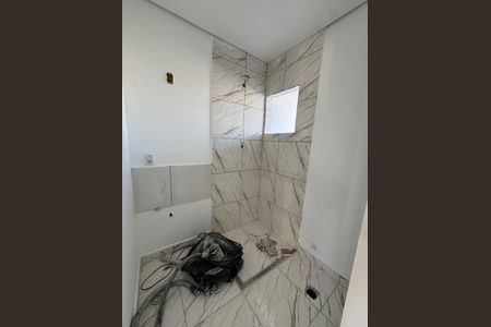 Banheiro de kitnet/studio para alugar com 1 quarto, 24m² em Rochdale, Osasco