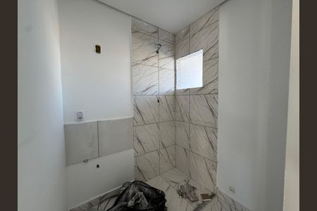 Banheiro de kitnet/studio para alugar com 1 quarto, 24m² em Rochdale, Osasco