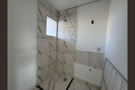 Banheiro de kitnet/studio para alugar com 1 quarto, 24m² em Rochdale, Osasco