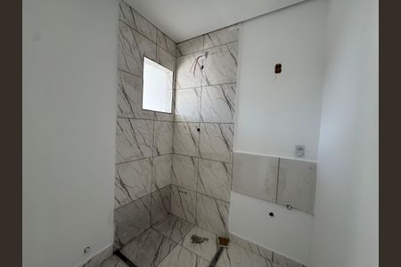 Banheiro de kitnet/studio para alugar com 1 quarto, 24m² em Rochdale, Osasco