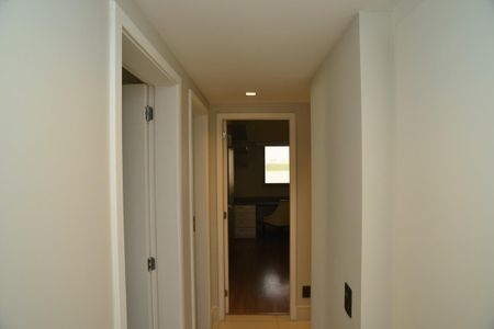 Corredor de apartamento para alugar com 4 quartos, 150m² em Barra da Tijuca, Rio de Janeiro