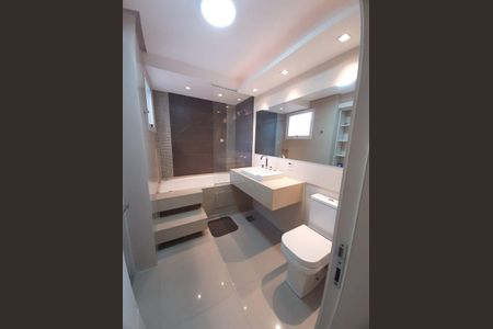 Banheiro de apartamento para alugar com 1 quarto, 49m² em Rio Branco, Porto Alegre