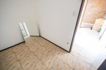 Casa de condomínio à venda com 130m², 3 quartos e 1 vagaquarto de serviço