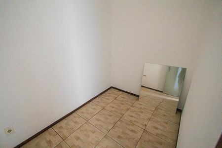 Casa de condomínio à venda com 130m², 3 quartos e 1 vagaquarto de serviço