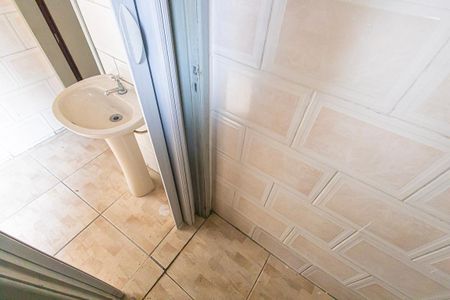 Casa de condomínio à venda com 130m², 3 quartos e 1 vagabanheiro de serviço