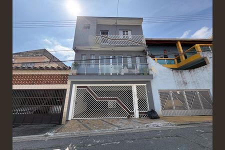 Casa à venda com 147m², 4 quartos e 2 vagas Casa à venda com 147m², 4 quartos e 2 vagasFachada