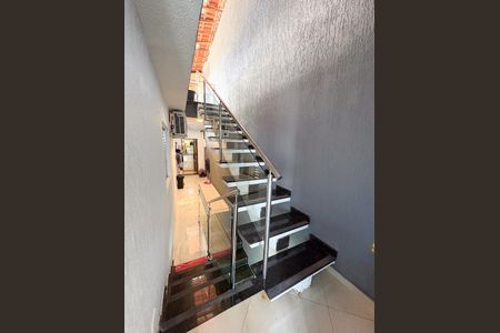 Casa à venda com 147m², 4 quartos e 2 vagas Casa à venda com 147m², 4 quartos e 2 vagasEntrada