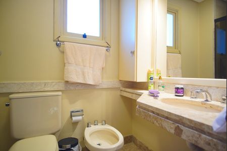 Banheiro da Suíte de apartamento para alugar com 4 quartos, 142m² em Petrópolis, Porto Alegre