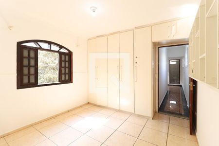 Casa de condomínio à venda com 288m², 6 quartos e 1 vagaQuarto
